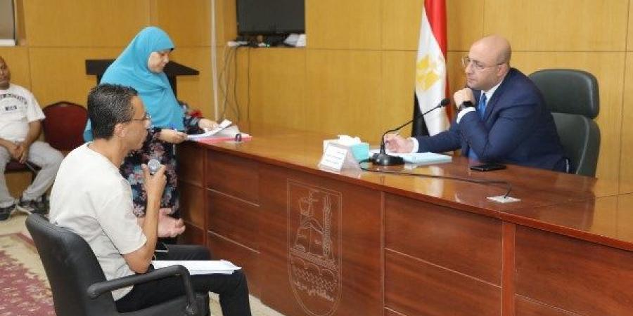 تفاصيل لقاء محافظ بني سويف بالمواطنين.. حل أزمة مشروع الصرف الصحي بباروط وأهوة.. وتوجيهات بانتظام عملية نقل ورفع المخلفات والقمامة - لايف نيوز