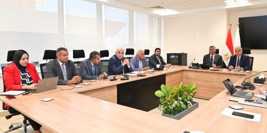 تأهيل محطات الرفع والمنشآت المائية لتوفير الإحتياجات..وزير الري ومحافظ الجيزة يبحثان سبل توفير المياه للمنطقة الصناعية بأبو رواش ومنع إلقاء المخلفات بالمجارى المائية - لايف نيوز