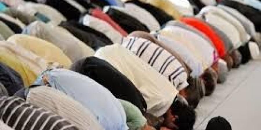 هل صلاة الجماعة فرض وتركها عليه إثم؟.. الإفتاء تحسم الجدل - لايف نيوز