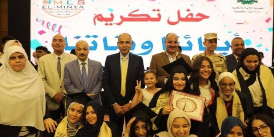 تكريم دفعة جديدة من طلاب المنيا الرسمية للغات بحضور المحافظ والقيادات التعليمية - لايف نيوز