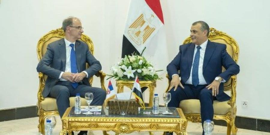 خلال جولة مفاجئة.. وزير الإنتاج الحربي يتابع سير العمل بشركة حلوان للمسبوكات - لايف نيوز
