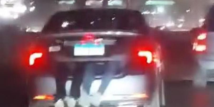 قاعدين في الشنطة.. القبض على صاحب سيارة عرض حياة أطفاله للخطر بالبساتين - لايف نيوز