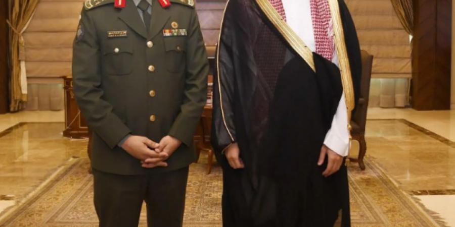 مُحافظ جدة يُقلّد مدير جوازات مطار الملك عبدالعزيز الدولي رتبته الجديدة - لايف نيوز