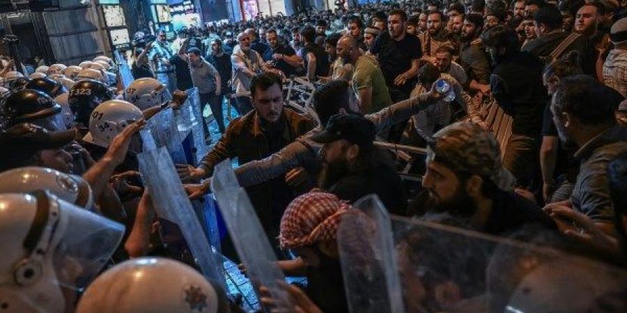 تركيا: اعتقال رسامي كاريكاتير بعد اتهامهم بالإساءة للنبي ومظاهرات تطالب بالشريعة - لايف نيوز