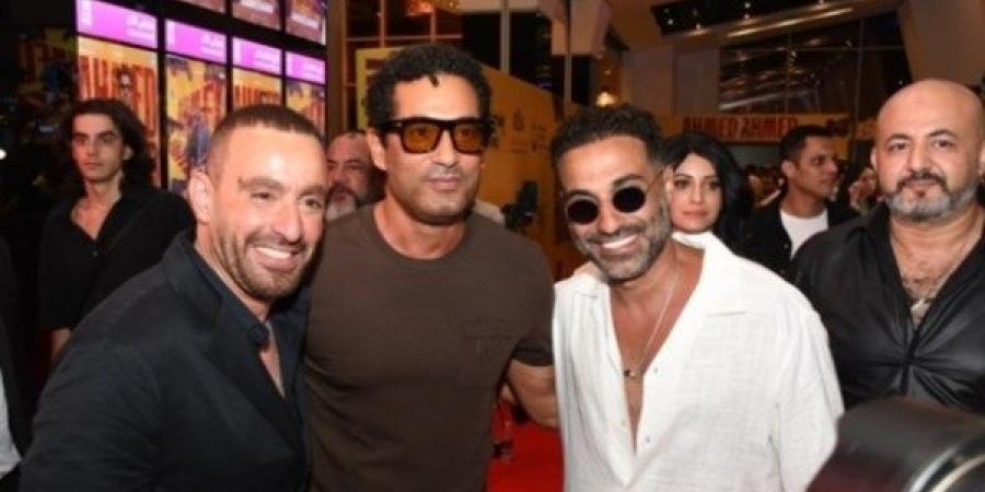 «أنا عندي 3 إخوات اسمهُم أحمد».. عمرو سعد يُشعل السجادة الحمراء - لايف نيوز