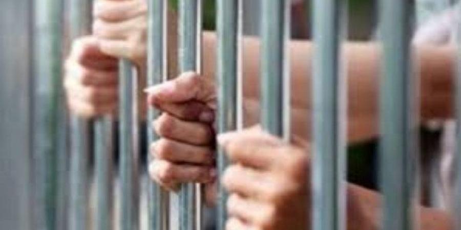 خناقة على ثمن المشاريب.. التحقيق في فيديو سحل صاحب كافيه بالوراق - لايف نيوز