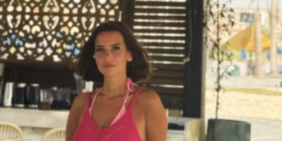 بمايوه فوشيا.. أحدث ظهور لإيمان العاصي من إجازتها الصيفية - لايف نيوز