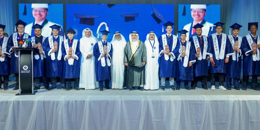 مدارس النجاة احتفت بأوائل الثانوية العامة - لايف نيوز