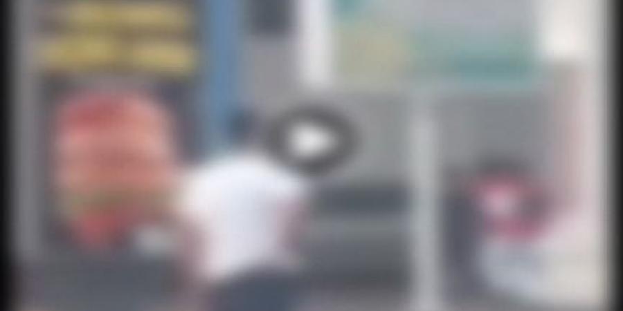 كنا بنهزر.. القبض على المتهم بركل فتاة بالشارع في الإسكندرية - لايف نيوز