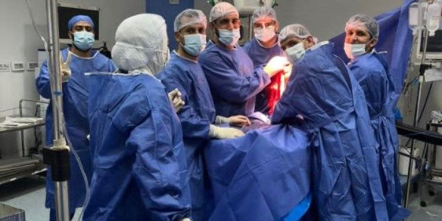 استمرت 5 ساعات.. فريق طبي يُعيد الحياة لركبة مريضة خمسينية بجراحة ناجحة - لايف نيوز