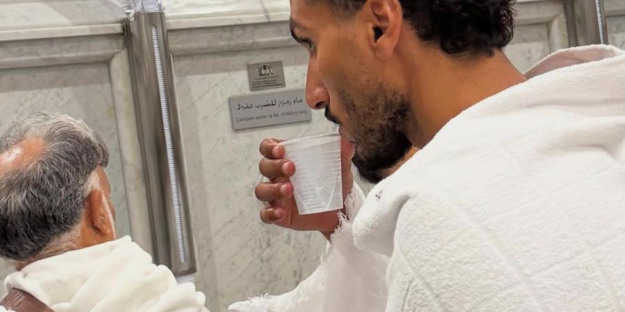 قبل انطلاق الموسم الجديد .. أحمد حمدي لاعب الزمالك يؤدي مناسك العمرة - لايف نيوز
