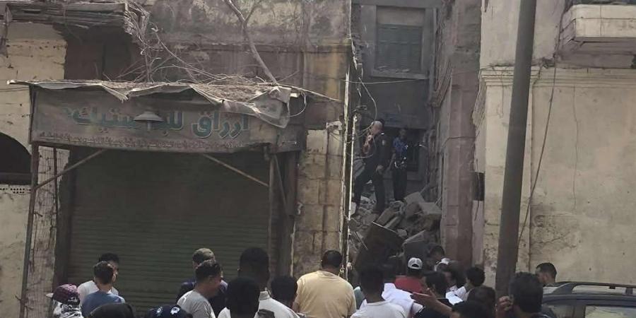 انهيار جزئي في عقار بالسيدة عائشة ومصدر: صادر له قرار إزالة.. صور - لايف نيوز