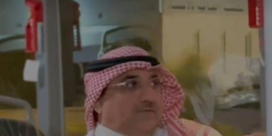 أمين الأحساء يتفقد المرحلة التجريبية لمشروع النقل العام بالحافلات  - لايف نيوز