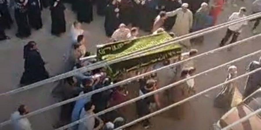 وسط صراخ وبكاء..أهالي المنوفية يشيعون جثمان أسامة ضحية الطريق الإقليمي - لايف نيوز