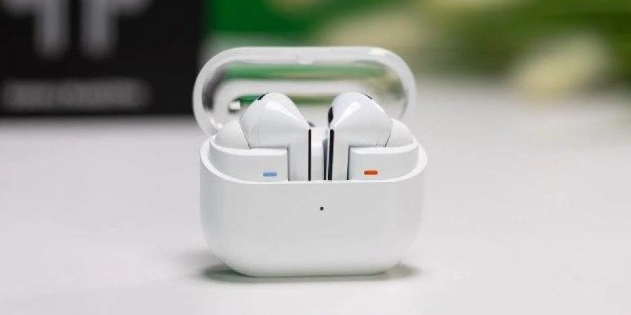 تأجيل طرح سماعات Galaxy Buds 4 من سامسونج إلى 2026 - لايف نيوز