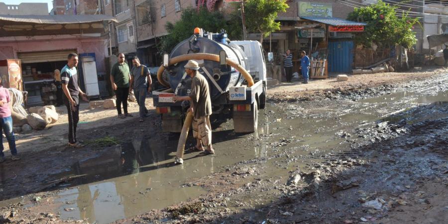 من قرية كفر حجازي.. محافظ الغربية يستمع للمواطنين ويأمر بحلول فورية لمشكلة الصرف والنظافة - لايف نيوز