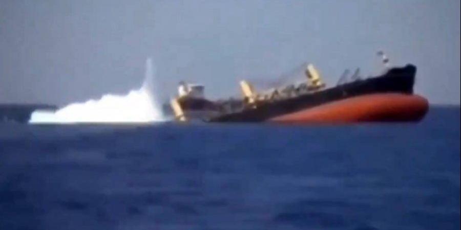 إصابة وفقدان 4 أشخاص في الهجوم الحوثي على سفينة قرب الحديدة - لايف نيوز