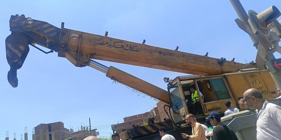 استعانوا بونش.. السكة الحديد ترفع آثار خروج عربة قطار عن القضبان بالمنوفية - لايف نيوز