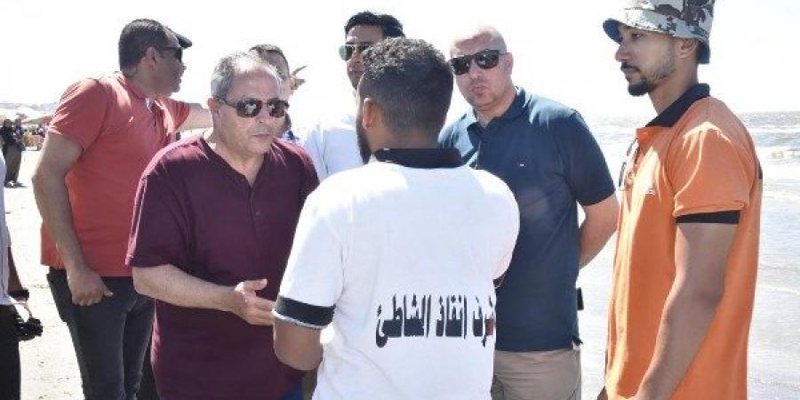 محافظ بورسعيد يتابع زرع أعمدة الطاقة الشمسية بطريق بحري ترعة السلام - لايف نيوز