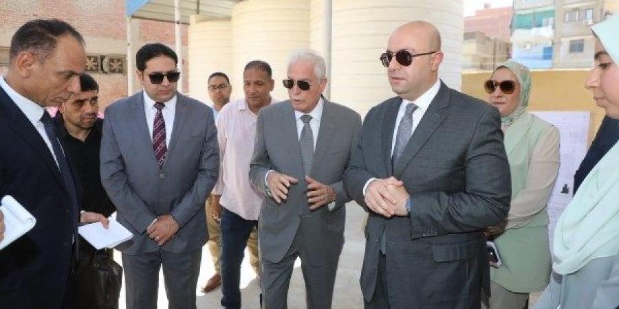 محافظ بني سويف يصطحب مستشار رئيس الجمهورية لتفقد مشروع تطوير سوق الدهشوري - لايف نيوز