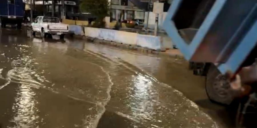 الشارع بقي ترعة.. كسر في خط مياه شرب بحي ثالث مدينة الإسماعيلية - لايف نيوز
