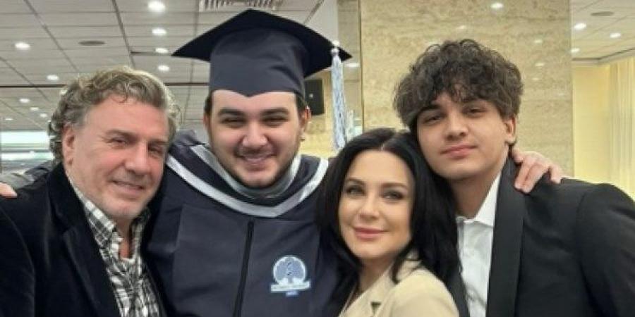 جزء من أغنية عبدالحليم .. سولاف فواخرجي تحتفل بتخرج ابنها - لايف نيوز