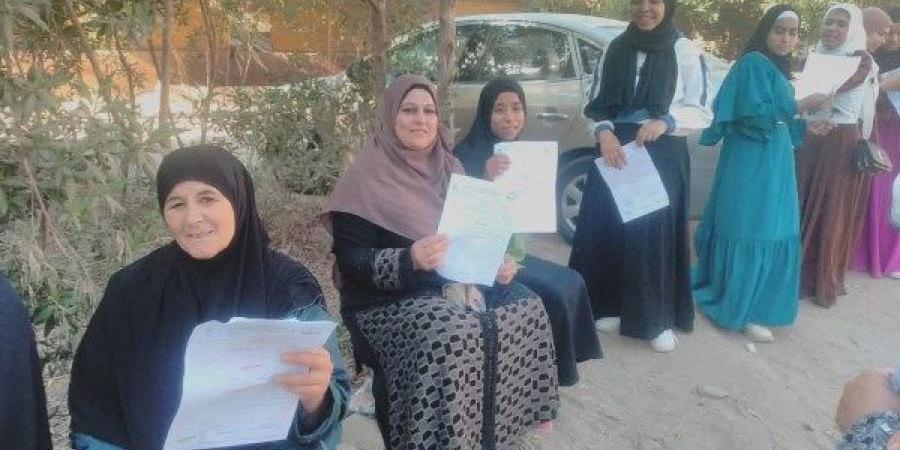 محافظ بني سويف يشيد بجهود قومي المرأة بعد تصوير 2189 استمارة بطاقة للسيدات غير القادرات - لايف نيوز