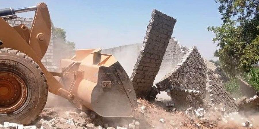 إزالة التعديات على أراضى الدولة ضمن المرحلة الثالثة بالموجة الـ26 بمركزى أسوان ودراو - لايف نيوز