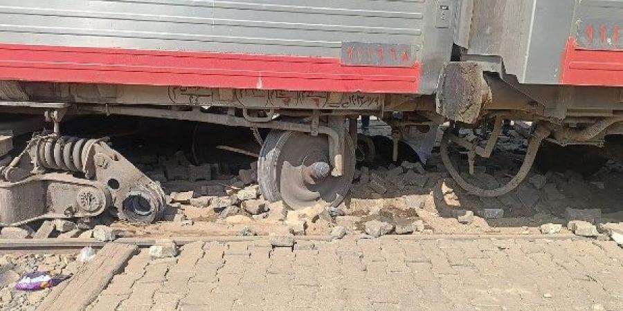 تمهيدا لإعادة الحركة.. السكك الحديدية ترفع آثار حادث قطار مطروح - لايف نيوز