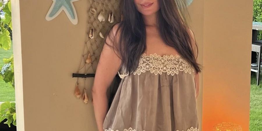 بالشورت .. نرمين الفقي تخطف الأنظار بإطلالة جريئة - لايف نيوز