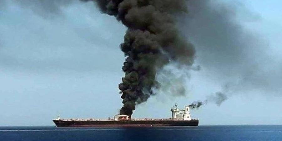 تضرر سفينة بعد تعرضها لهجوم بخمس قذائف صاروخية على بعد 51 ميلا بحريا غربي الحديدة - لايف نيوز