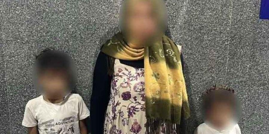 في لفتة إنسانية.. الأمن يعيد طفلين ضلا الطريق لوالدتهما - لايف نيوز