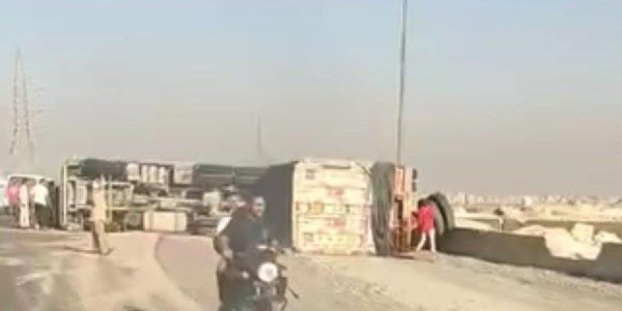انقلاب سيارة نقل محملة بالطوب السن على الطريق الأوسطي بحلوان - لايف نيوز
