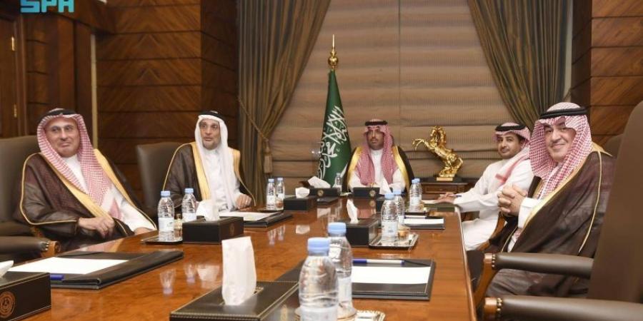 مُحافظ جدَّة يطلع على مبادرة «عينك على البحر» - لايف نيوز
